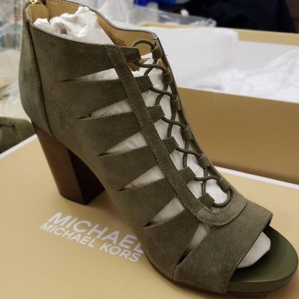 MICHAEL KORS Elsie Mid Stack Heel Booties - Picture 2 of 4